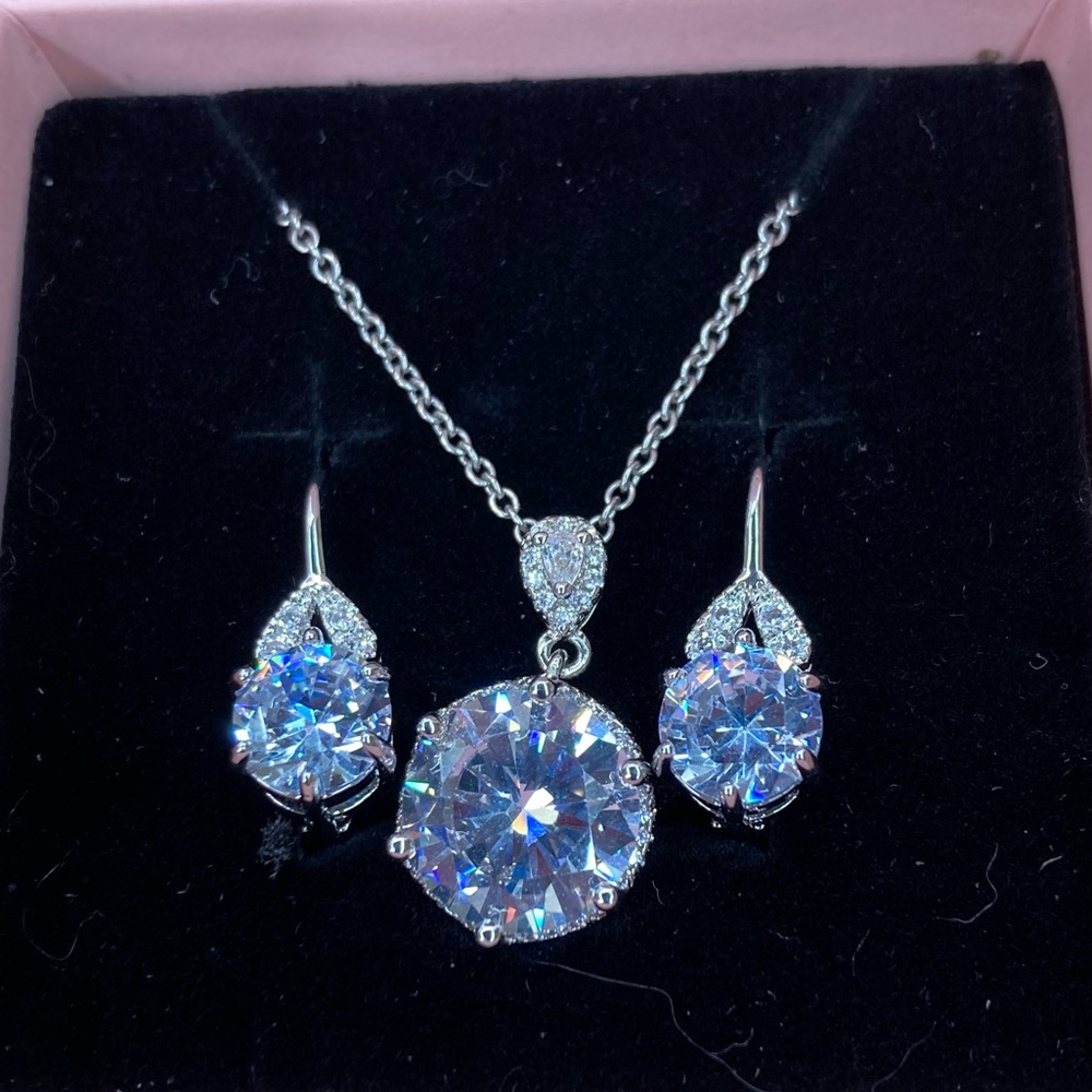 💜NWOT Faux Diamond Solitaire Necklace and Earrings